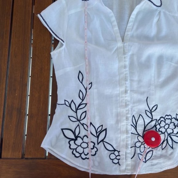 White Linen Flower Embroidered Button Front Blouse EUC UK Size 12 - Picture 10 of 16